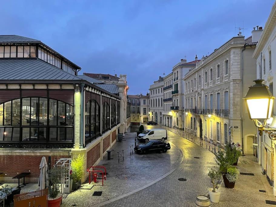 Vue Sur La Place Des Halles, Art Apparts Béziers Extérieur photo