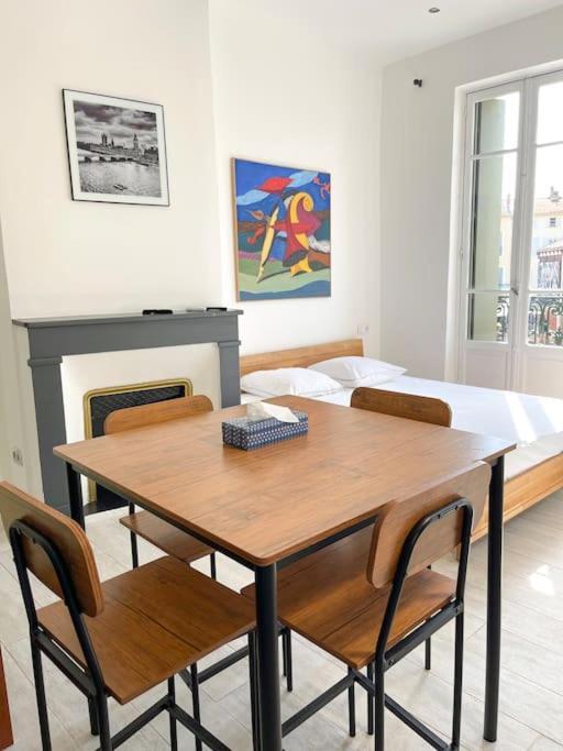 Vue Sur La Place Des Halles, Art Apparts Béziers Extérieur photo